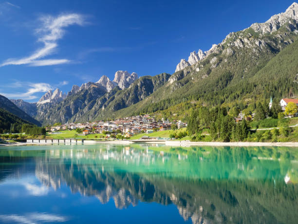 paisaje del pueblo de los alpes italianos - belluno veneto european alps lake fotografías e imágenes de stock