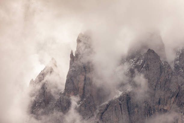 vista sobre o monte odle em um dia nublado - val di funes, dolomitas - altoadige - fotografias e filmes do acervo