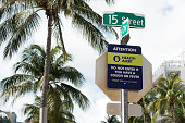 ocean-drive-warnschild-in-miami-beach-w%C3%A4hrend-coronavirus.jpg?b=1&s=170x170&k=20&c=AcYHxfgzCrzeqDGBdUbLz1hFX1sZmJdFYrh6uosOkg4=