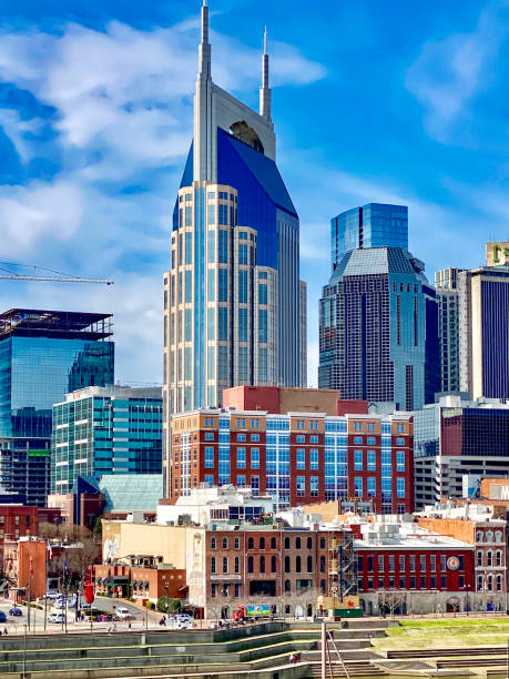 beautiful downtown nashville skyline - vertical architecture imagens e fotografias de stock