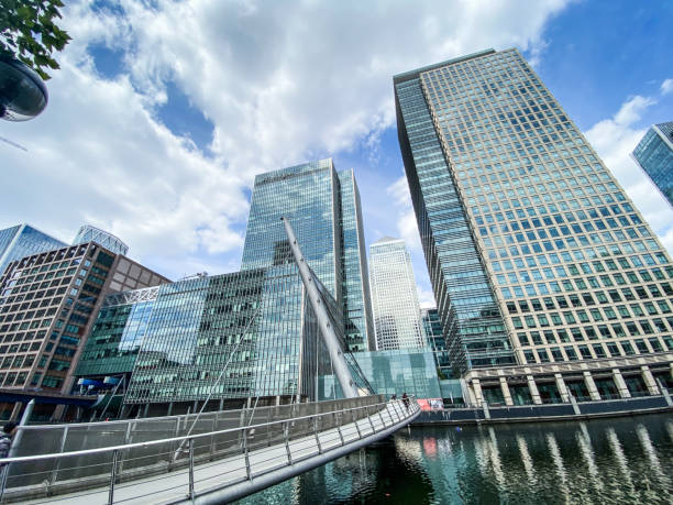 카나리 워프 런던 금융 지구. jp 모건은 푸른 하늘에 대해 볼 수 있습니다 - 3639 뉴스 사진 이미지