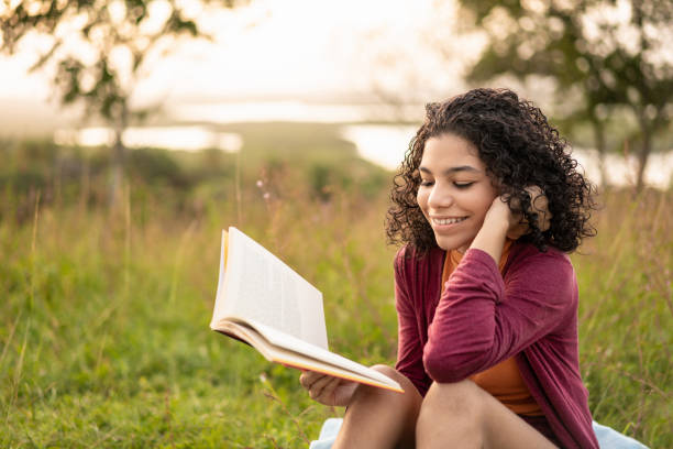 amantes de la literatura - childrens literature fotografías e imágenes de stock