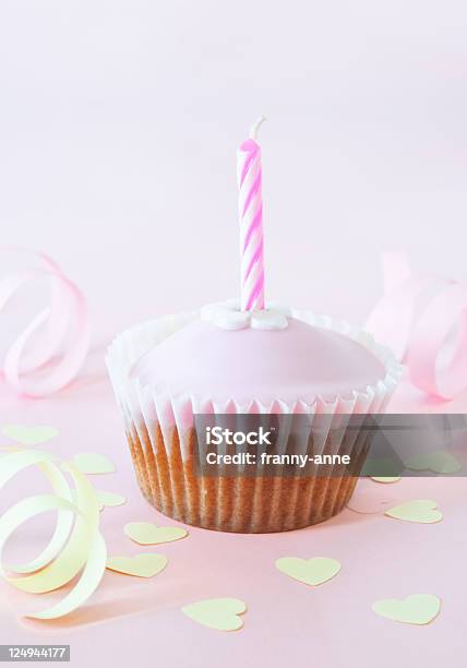 Kubek Urodziny Tort Z Świeca - zdjęcia stockowe i więcej obrazów Cupcake - Cupcake, Serpentyna, Świeca