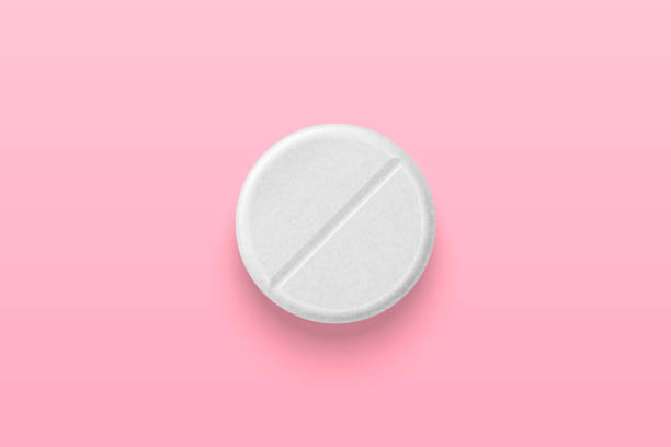 illustrazioni stock, clip art, cartoni animati e icone di tendenza di vector realistic 3d white medical pill primo piano isolato su sfondo rosa. modello di progettazione per grafica, banner. concetto di salute femminile. assistenza sanitaria alle donne, vitamine e integratori. vista dall'alto - antibiotic pain cut out bottle