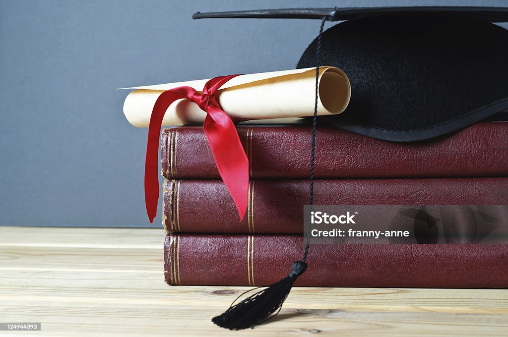 Birrete de graduación, desplácese y libros - Foto de stock de Diploma libre de derechos