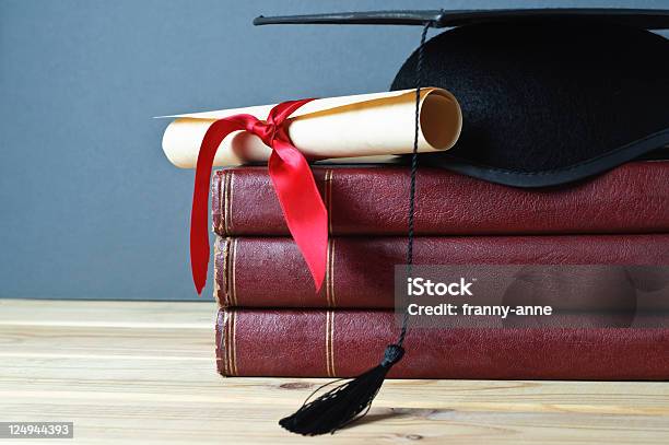 Birrete De Graduación Desplácese Y Libros Foto de stock y más banco de imágenes de Diploma - Diploma, Universidad, Graduación