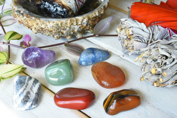 chakras crystal et white sage bundle - chakra crystal recovery spirituality photos et images de collection