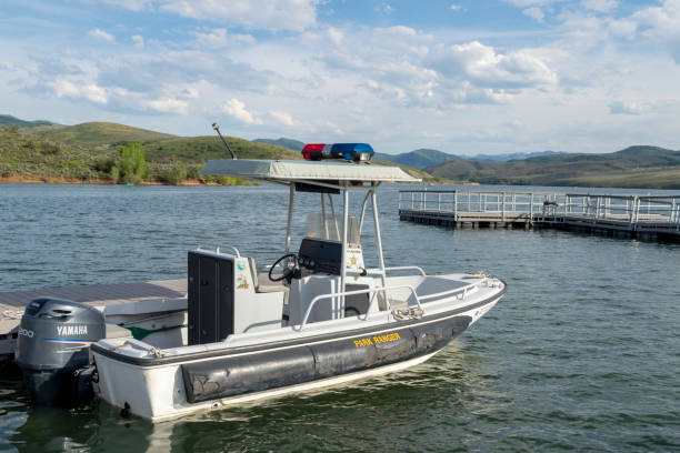 ranger police boat atracado en el agua en el embalse de east canyon - sunset dusk mountain reservoir fotografías e imágenes de stock