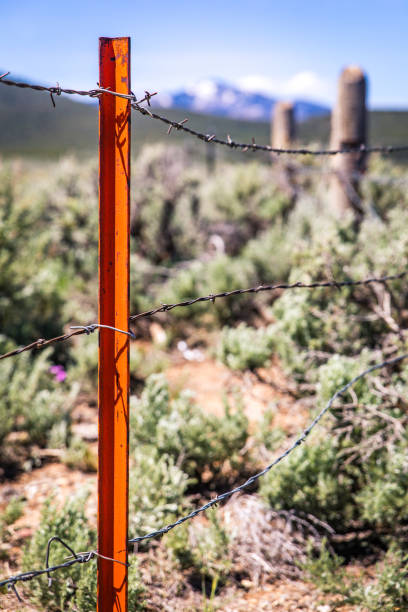 ogrodzenie graniczące z pomnikiem narodowym rio grande del norte - rio grande del norte national monument zdjęcia i obrazy z banku zdjęć