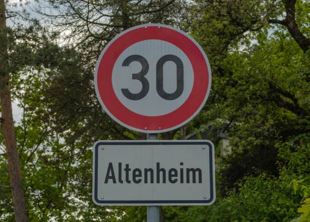 istock Sign Zone 30 Retirement Home german 
