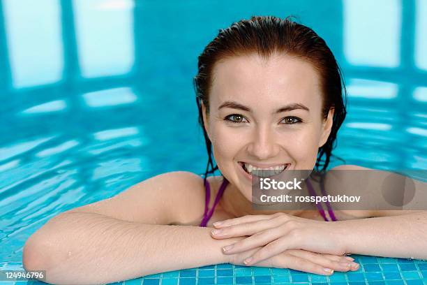 Sorridente Ragazza In Piscina - Fotografie stock e altre immagini di Acqua - Acqua, Adolescente, Adulto