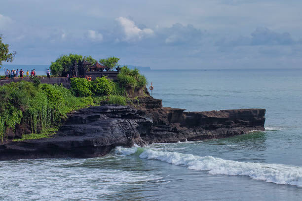 タナロットの上に寺院のある崖のショットをクローズアップ - tanah lot close up bali indonesia ストックフォトと画像