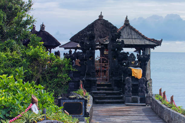 タナロットのプラバトゥボロンのクローズアップショット - tanah lot close up bali indonesia ストックフォトと画像