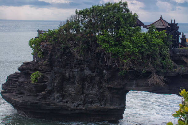 バリ島タナロットの崖の上にあるプラ・バトゥ・ボロンのクローズアップビュー - tanah lot close up bali indonesia ストックフォトと画像