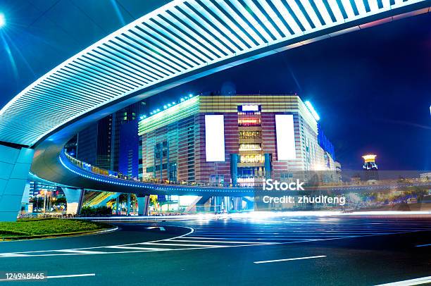 Scena Notturna Di Shanghai - Fotografie stock e altre immagini di Surreale - Surreale, Trasporto pubblico, Affari