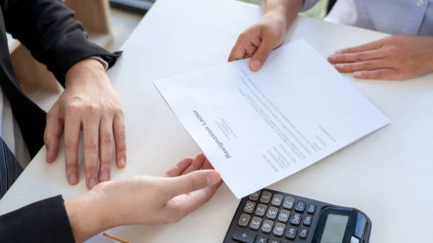 empresario enviando una carta de renuncia al jefe del empleador ejecutivo en el escritorio, cambio de trabajo, desempleo, renunciar al concepto de trabajo. - dismiss fotografías e imágenes de stock