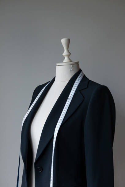 female tailor's mannequin - mannequin dressmakers model tape measure female imagens e fotografias de stock