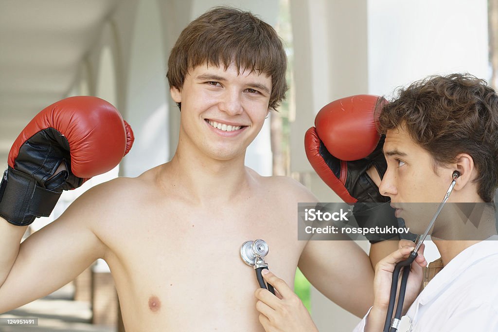 Médecin souriant vérifiant un boxeur - Photo de Adolescent libre de droits