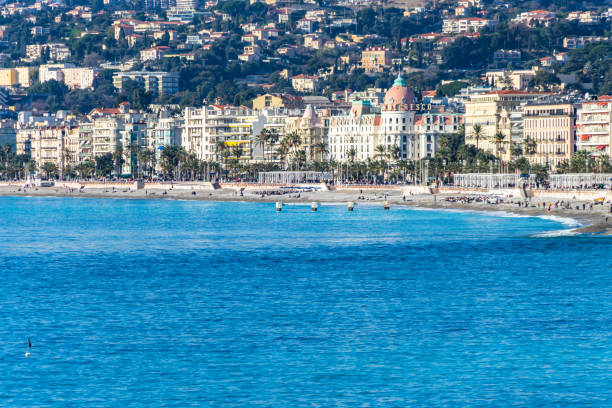 la promenade des anglais e il famoso hotel negresco, nizza, francia - city of nice france french riviera promenade des anglais foto e immagini stock