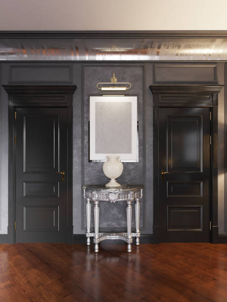 chromowana konsola z luksusowym klasycznym wazonem na ścianie między drzwiami. wnętrze w czarnych kolorach. design 2020. - chromeplated zdjęcia i obrazy z banku zdjęć