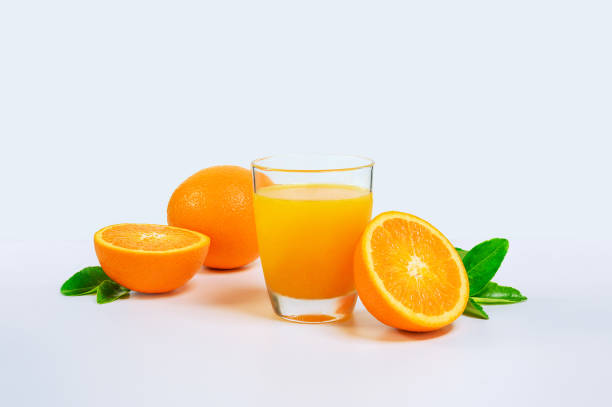 alimentos e bebidas/objetos - isolated on white orange juice ripe leaf - fotografias e filmes do acervo
