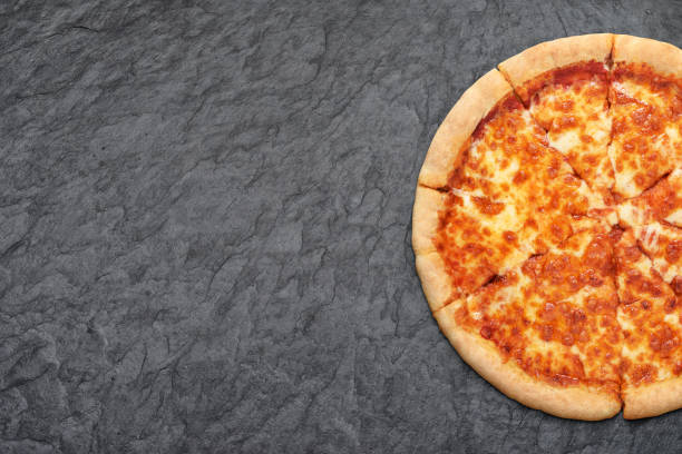 pizza napoletana margherita su sfondo ardesia nera. - pizza margherita foto e immagini stock