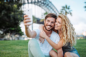 paar-im-sommer-mit-video-anruf-mit-freunden-und-familie.jpg?b=1&s=170x170&k=20&c=YdzkmX6vrhY_t2-Be4nmN-HmD5Q7bi8yIkwHp2BD1eM=