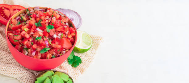 salade de tomates mélangée à l’oignon rouge nourriture mexicaine maison style authentique faite à partir d’ingrédient frais biologique sain pour l’apéritif végétalien - quesadilla chicken mexican cuisine cheese photos et images de collection