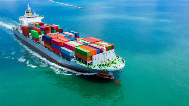 Container ship in seaport terminal, Container cargo vessel freight shipping company commercial worldwide, Freight transportation ship, Global transport cargo and logistic business import and export. buque portacontenedores en terminal portuaria, compañía de transporte de carga de buques de carga de contenedores comercial en todo el mundo, buque de transporte de carga, carga de transporte global y negocio logístico de importación y exportación.