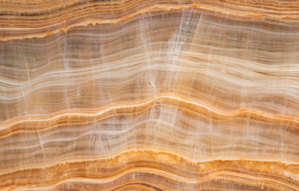 texture ravvicinata dell'onice di marmo a strati paralleli gialli - roccia sedimentaria foto e immagini stock