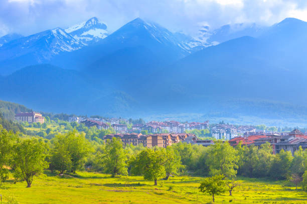 バンスコ夏のパノラマと山々、ブルガリア - バンスコ 写真 ストックフォトと画像