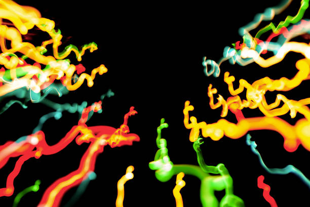 ぼやけた焦点とモーションの長時間露光写真のクリスマスライト。抽象的な背景。スワール効果。新年、電力エネルギー、led、sf、ネオン、マジック、ビジネスまたは電気コンセプト写真。 - blurred motion abstract electricity power line ストックフォトと画像