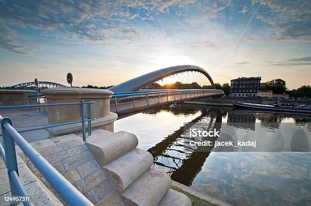 Moderne Fußgängerbrücke In Krakau Polen Stockfoto und mehr Bilder von Architektur - Architektur, Baugewerbe, Bauwerk