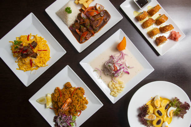 typisches peruanisches essen von oben auf dunklem holztisch. - peruanische kultur stock-fotos und bilder