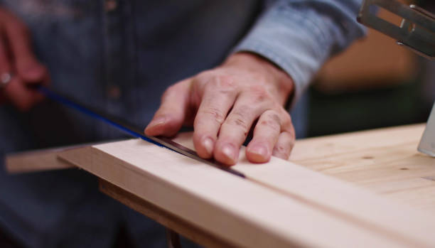 trabajando el cuello de la guitarra - fabricante de instrumentos fotografías e imágenes de stock