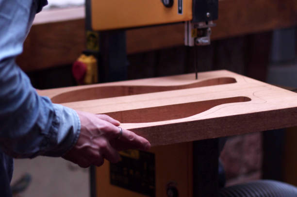 luthier fabrica guitarra eléctrica - fabricante de instrumentos fotografías e imágenes de stock