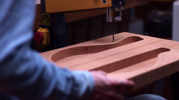 carpenter corta tablón de madera - fabricante de instrumentos fotografías e imágenes de stock