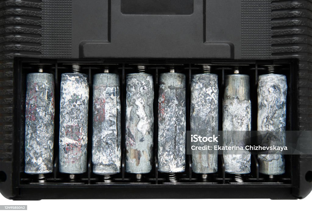 Kast verder Uitschakelen A Row Of Eight Unwrapped And Heavily Oxidized Aa Batteries Inside The  Battery Compartment Of An Electronic Device Stock Photo - Download Image  Now - iStock
