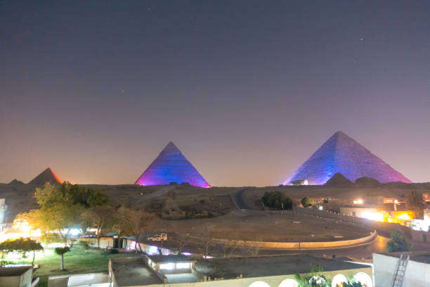 the great pyramid at night - sphinx night pyramid cairo imagens e fotografias de stock