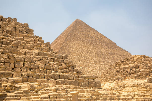 the great pyramid with blue sky - pyramid of mycerinus pyramid great pyramid giza imagens e fotografias de stock