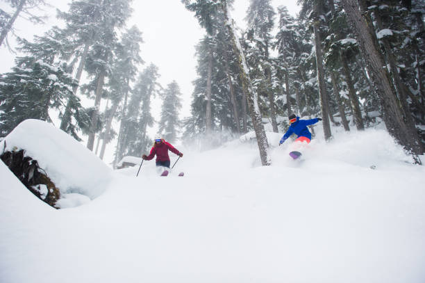 freinds sci e snowboard una corsa di raddrizza - snowboarding friendship snow winter foto e immagini stock