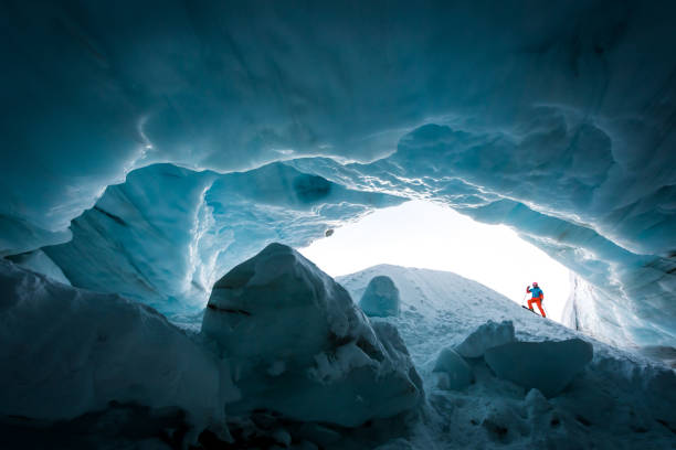 odkrywanie starożytnej lodowatej jaskini lodowej - uciekanie się narty zdjęcia i obrazy z banku zdjęć