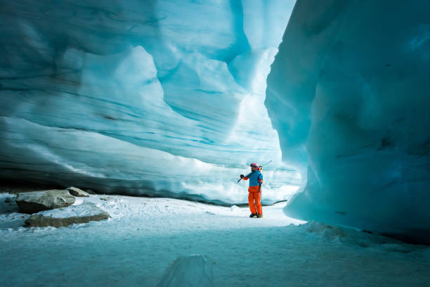 odkrywanie starożytnej lodowatej jaskini lodowej - uciekanie się narty zdjęcia i obrazy z banku zdjęć