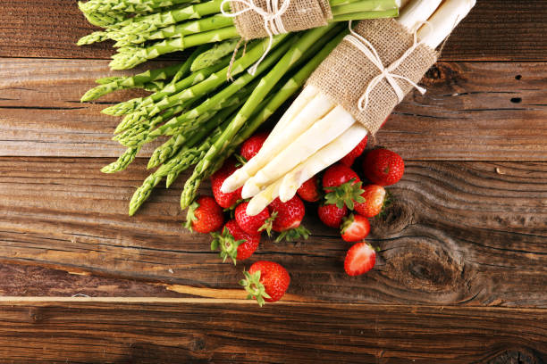 istock White and green asparagus with strawberries 1249600543