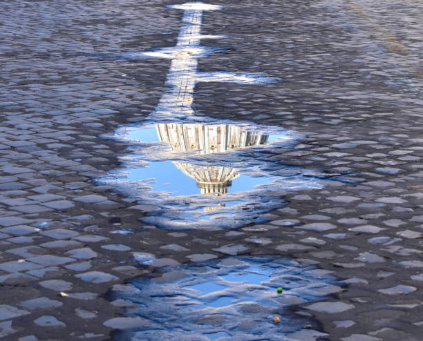 la basilique saint-pierre (cité du vatican) réflexion de flaque d’eau. rome, italie. - puddle rome reflection street photos et images de collection