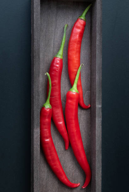 piment rouge sur la table - food thailand red pepper photos et images de collection