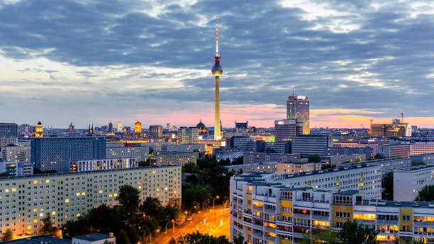 vista aérea da cidade noturna de berlim com torre de televisão - berlin germany television tower communications tower alexanderplatz - fotografias e filmes do acervo