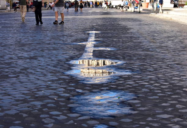 サンピエトロ大聖堂(バチカン市国)の水たまり反射。ローマ、イタリア。 - puddle rome reflection street ストックフォトと画像