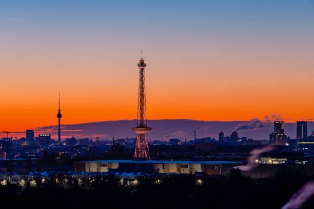 텔레비전 타워와 라디오 타워베를린 일출 도시 경관 - berlin radio tower 뉴스 사진 이미지