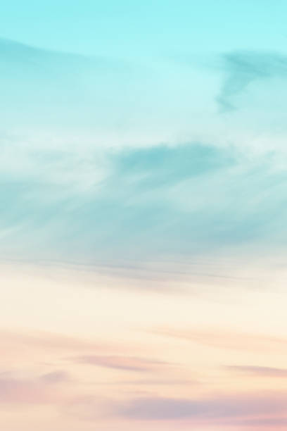vertikale verhältnisgröße des sonnenuntergangshintergrunds. himmel mit weichen und verschwommen pastellfarbenen wolken. gradientenwolke auf dem strandresort. natur. sonnenaufgang.  friedlichen morgen. - hell leuchtkraft fotos stock-fotos und bilder